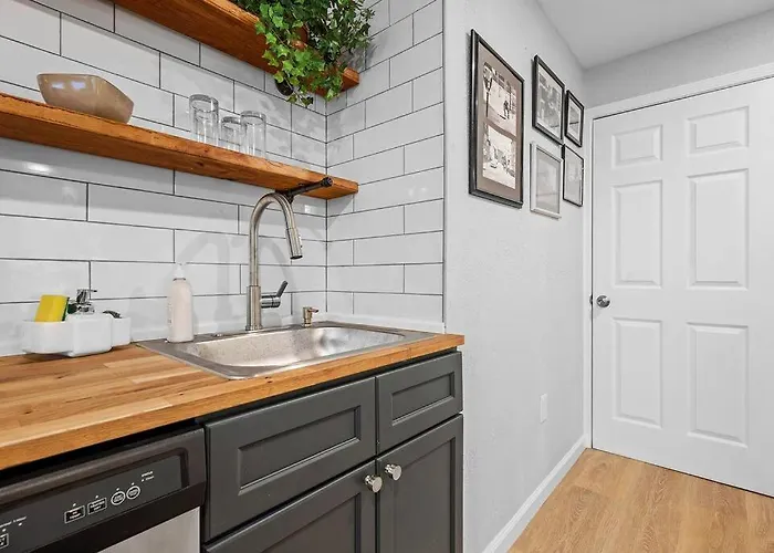 Trendy & Hip South Side Walk To Downtown Apartment