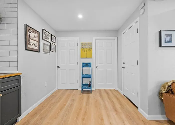 Trendy & Hip South Side Walk To Downtown Apartment